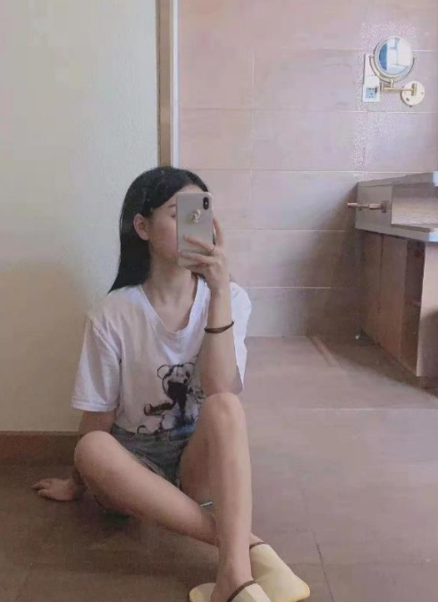 18岁温柔紧嫩的嫩妹